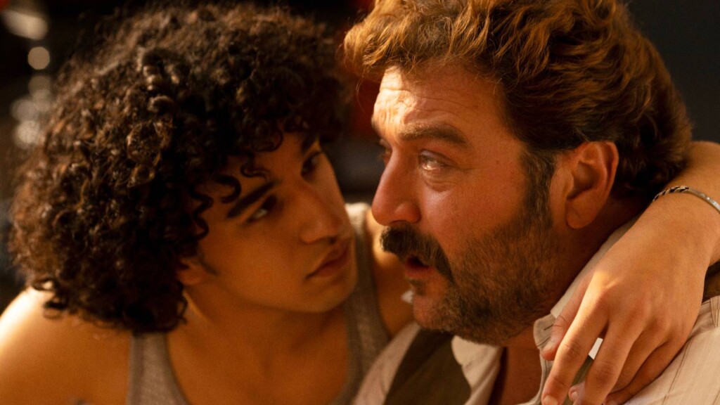 Amir (spilt av Khalil Ben Gharbia) og Peter (spilt av Denis Ménochet.)
